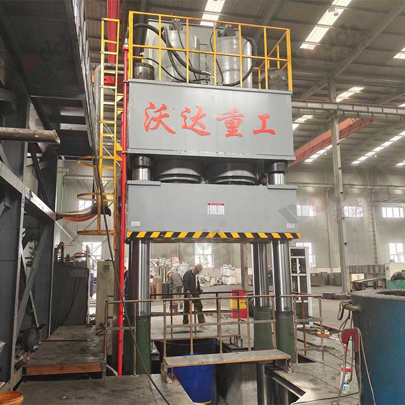 2000噸坩堝液壓機(jī) 2000噸坩堝液壓機(jī)