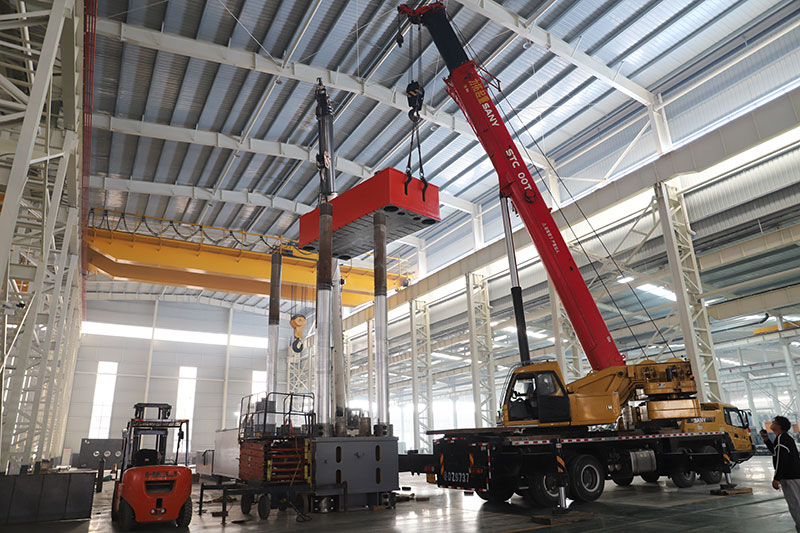 2500噸四柱液壓機(jī) 2500噸四柱液壓機(jī)