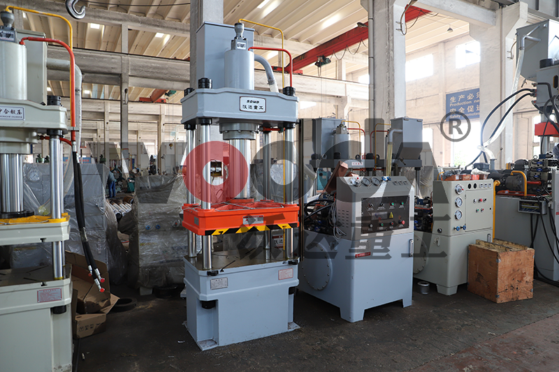 四柱液壓機(jī) 四柱液壓機(jī)