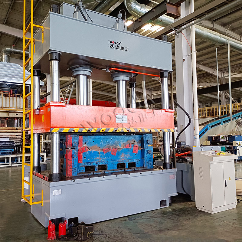 315噸汽車內(nèi)飾成型液壓機(jī) 315噸汽車內(nèi)飾成型液壓機(jī)