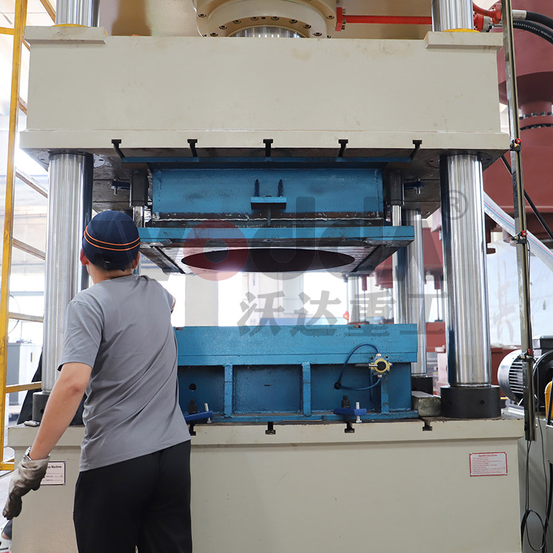 500噸不銹鋼水箱板液壓機(jī) 500噸不銹鋼水箱板液壓機(jī)