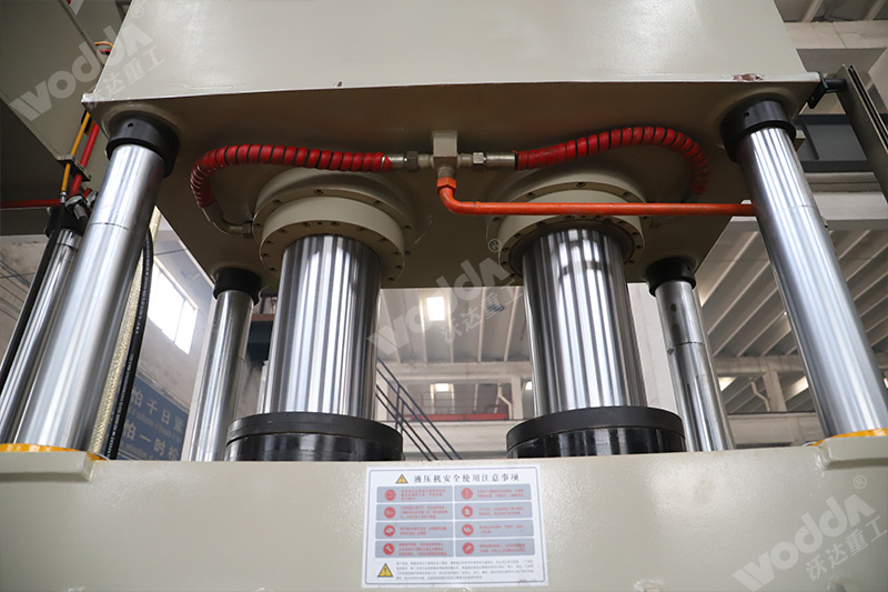 400噸四柱液壓機(jī) 400噸四柱液壓機(jī)