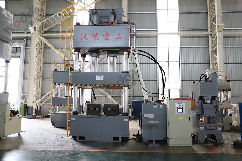 500噸四柱液壓機(jī) 500噸四柱液壓機(jī)