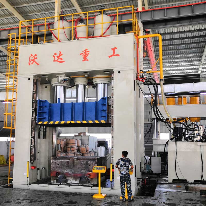 2000噸框架式液壓機(jī) 2000噸框架式液壓機(jī)