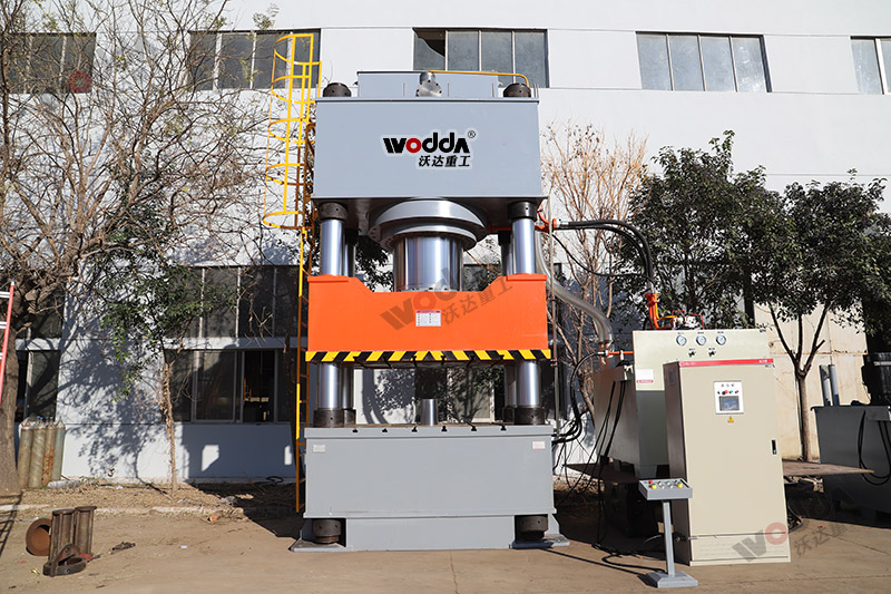 2000噸三梁四柱液壓機(jī) 2000噸三梁四柱液壓機(jī)