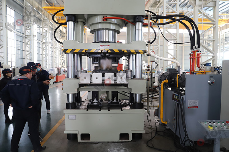 全自動630噸鹽磚機(jī) 全自動630噸鹽磚機(jī)