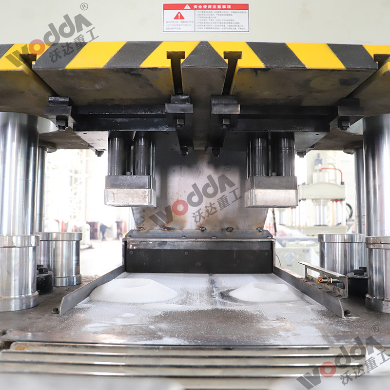 630噸牛羊舔磚液壓機(jī) 630噸牛羊舔磚液壓機(jī)