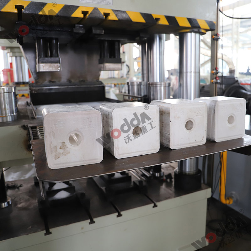 630噸牛羊舔磚液壓機(jī) 630噸牛羊舔磚液壓機(jī)