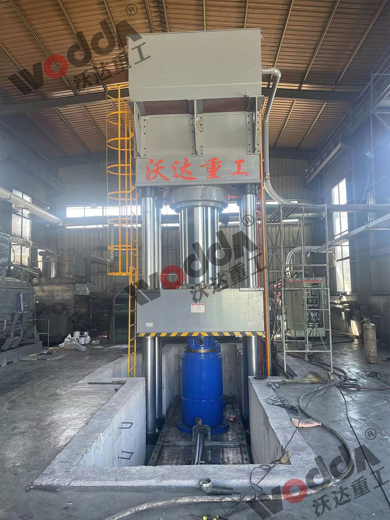 2000噸石墨坩堝液壓機(jī) 2000噸石墨坩堝液壓機(jī)