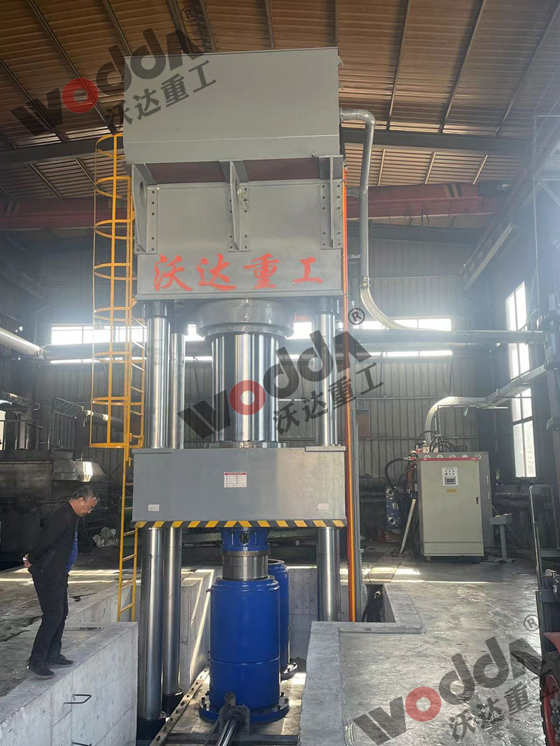 2000噸石墨坩堝液壓機(jī) 2000噸石墨坩堝液壓機(jī)