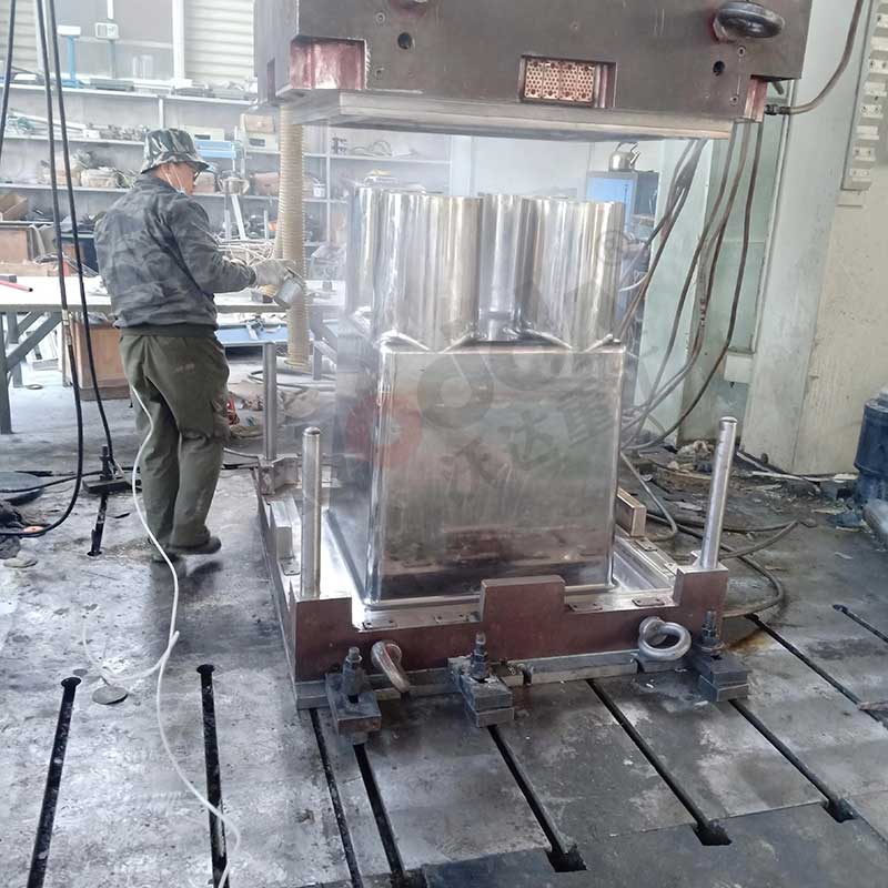 2000噸四柱液壓機模壓現(xiàn)場 2000噸四柱液壓機模壓現(xiàn)場