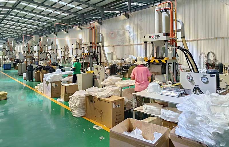 防彈頭盔成型液壓機(jī)客戶現(xiàn)場 防彈頭盔成型液壓機(jī)客戶現(xiàn)場