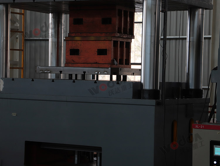 1500噸四柱液壓機(液壓墊) 1500噸四柱液壓機(液壓墊)