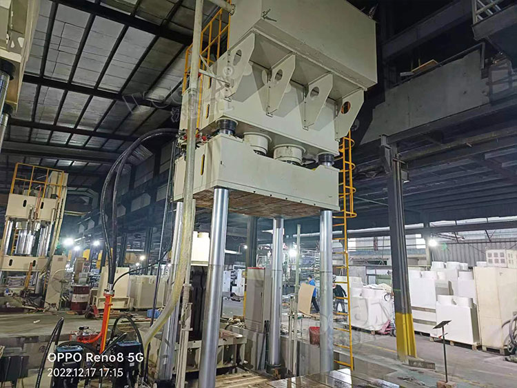 1500噸復合材料成型液壓機.jpg 1500噸復合材料成型液壓機.jpg