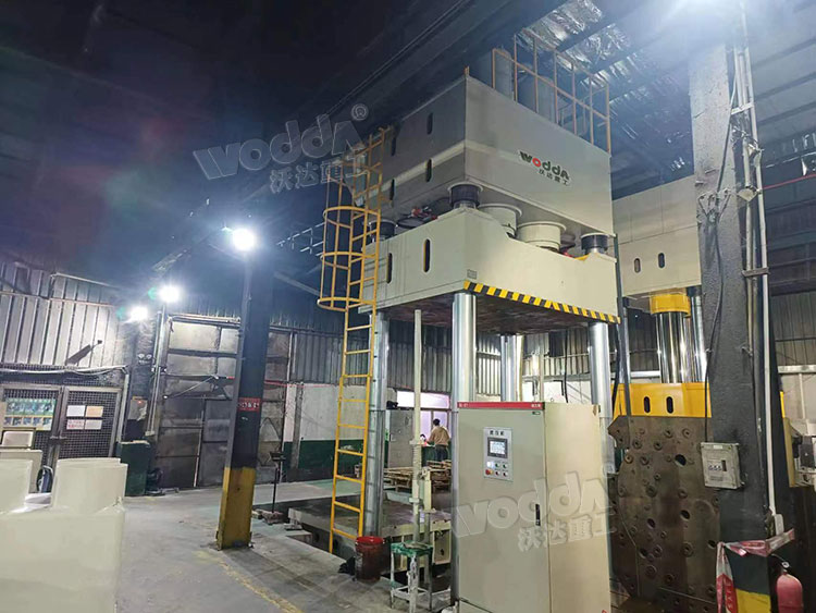 1500噸復合材料模壓機客戶車間現(xiàn)場.jpg 1500噸復合材料模壓機客戶車間現(xiàn)場.jpg