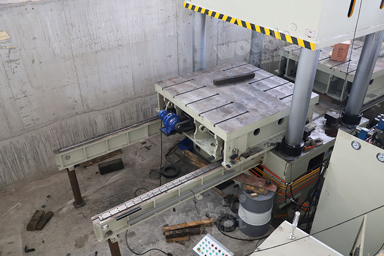 1500噸液壓機細節(jié)圖 1500噸液壓機細節(jié)圖