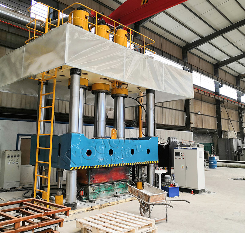 2000噸四柱液壓機(jī)現(xiàn)場 2000噸四柱液壓機(jī)現(xiàn)場