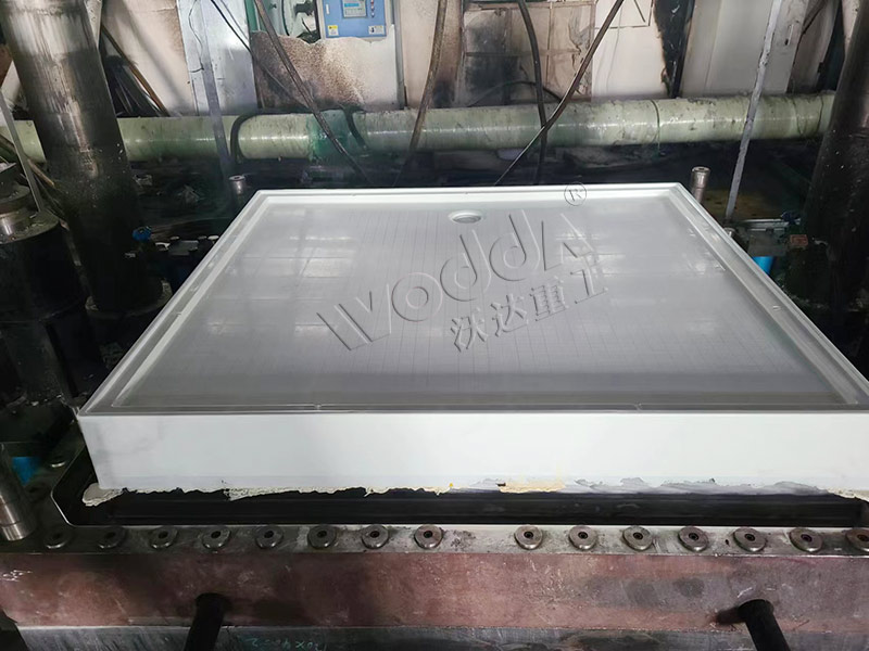 2000噸玻璃鋼淋浴房底座成型液壓機(jī) 2000噸玻璃鋼淋浴房底座成型液壓機(jī)