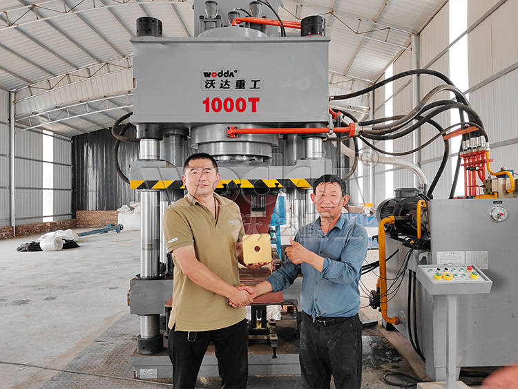 全自動(dòng)鹽磚機(jī)試機(jī)成功 全自動(dòng)鹽磚機(jī)試機(jī)成功