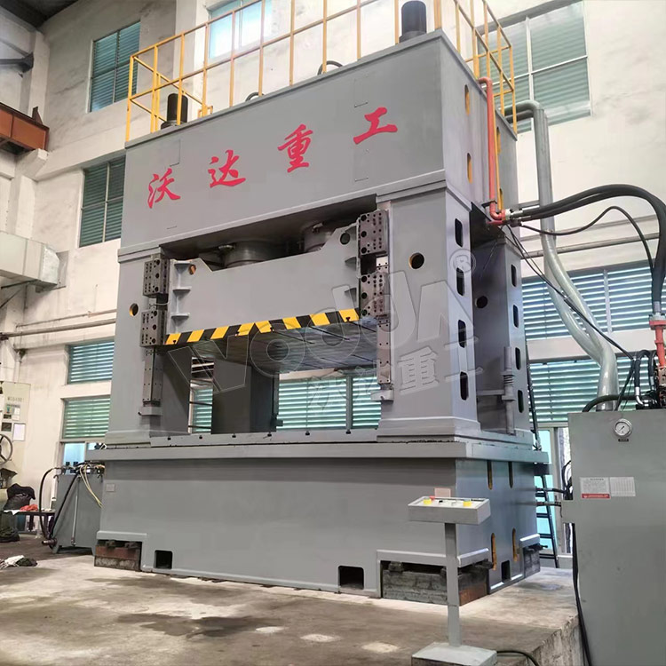 2000噸框架式液壓機現(xiàn)場安裝 2000噸框架式液壓機現(xiàn)場安裝