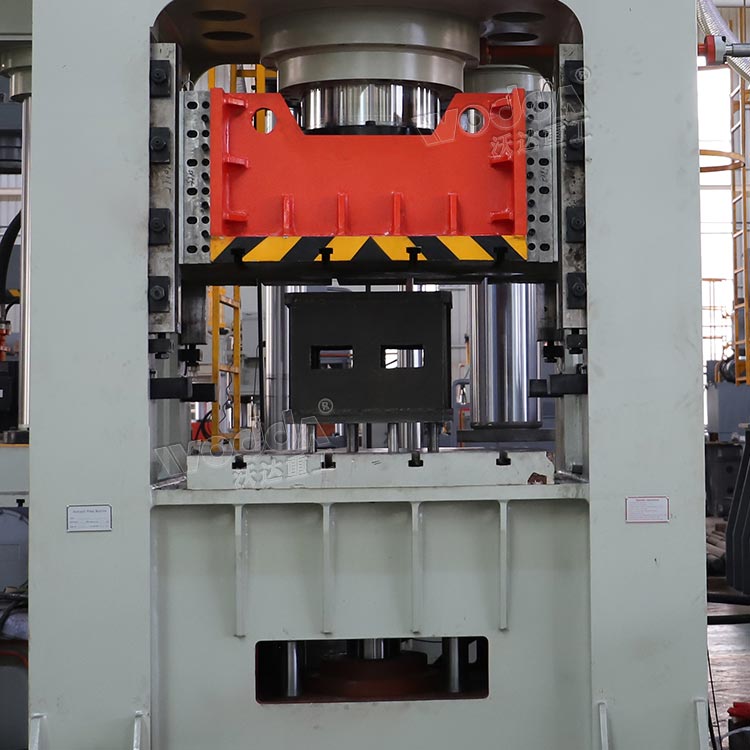 框架式液壓機細節(jié) 框架式液壓機細節(jié)