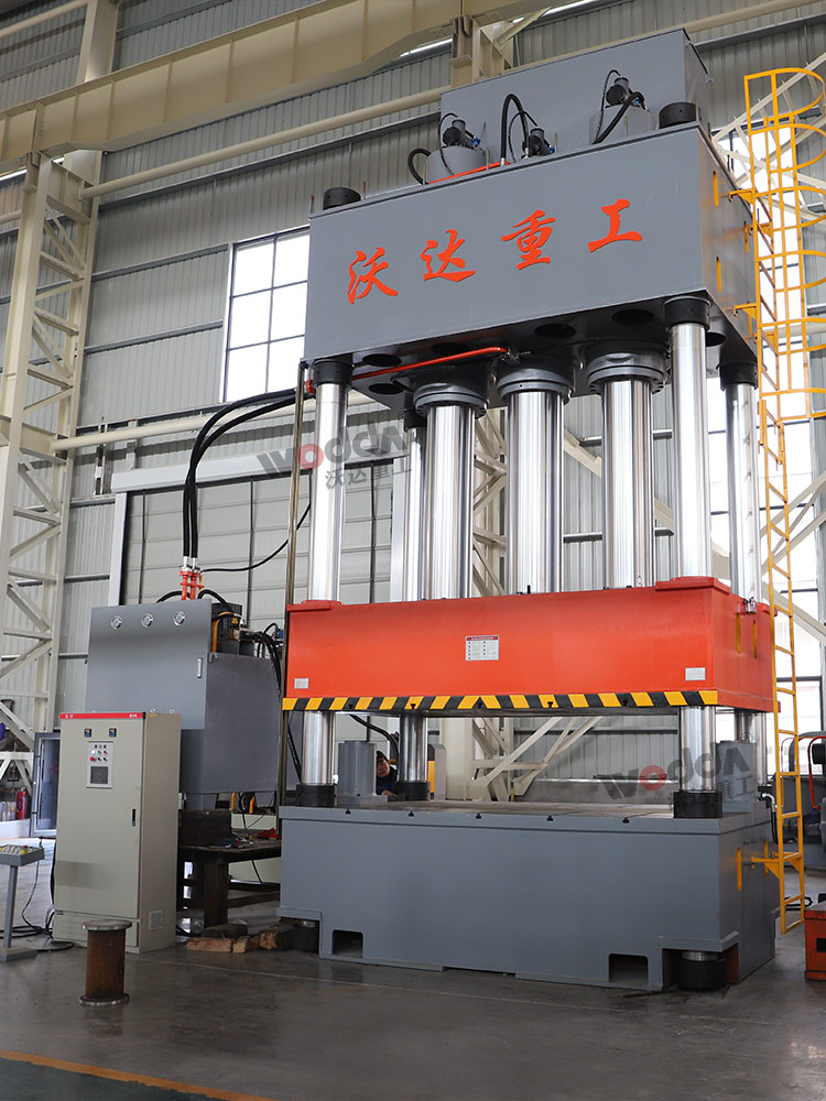 1500噸四柱液壓機(jī)車間實拍 1500噸四柱液壓機(jī)車間實拍