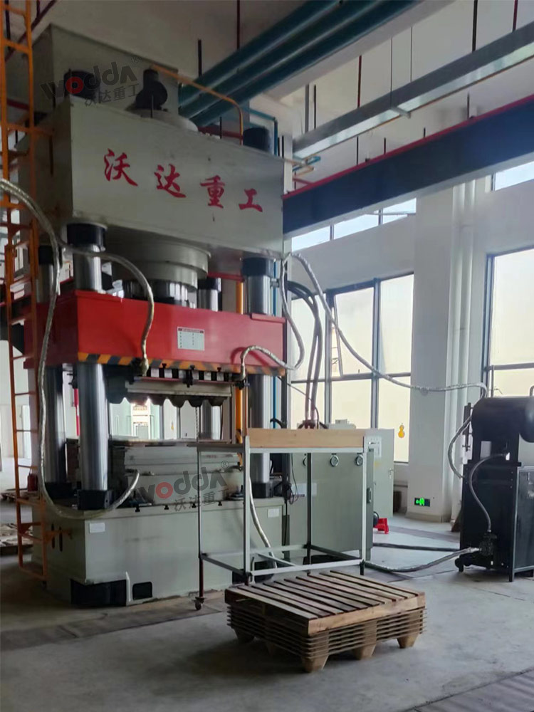 1000噸木屑托盤液壓機(jī)客戶現(xiàn)場 1000噸木屑托盤液壓機(jī)客戶現(xiàn)場