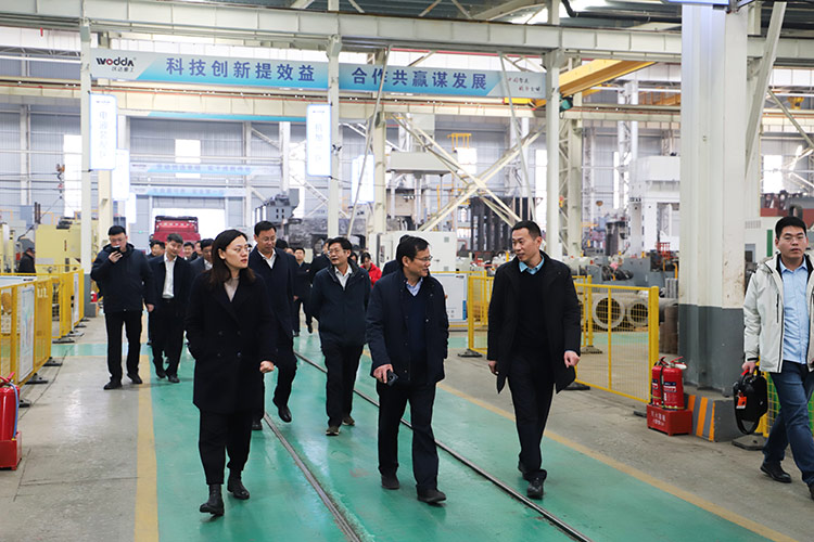 滕州市政協(xié)副主席董鴻洋一行考察沃達重工現(xiàn)場 滕州市政協(xié)副主席董鴻洋一行考察沃達重工現(xiàn)場