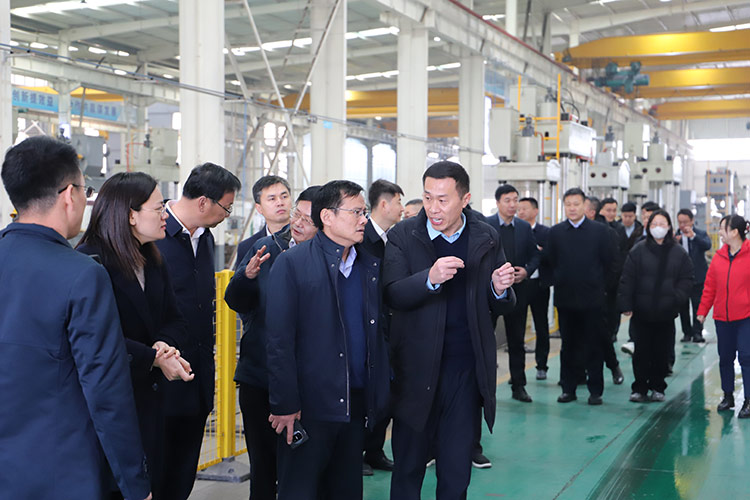 滕州市政協(xié)副主席董鴻洋聽取沃達重工董事長劉衛(wèi)東項目推進情況 滕州市政協(xié)副主席董鴻洋聽取沃達重工董事長劉衛(wèi)東項目推進情況