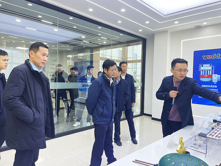 滕州市政協(xié)副主席董鴻洋一行考察沃達重工現(xiàn)場 滕州市政協(xié)副主席董鴻洋一行考察沃達重工現(xiàn)場