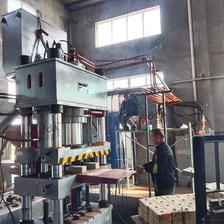 630噸四梁四柱液壓機(jī)(一模兩塊鹽磚) 630噸四梁四柱液壓機(jī)(一模兩塊鹽磚)