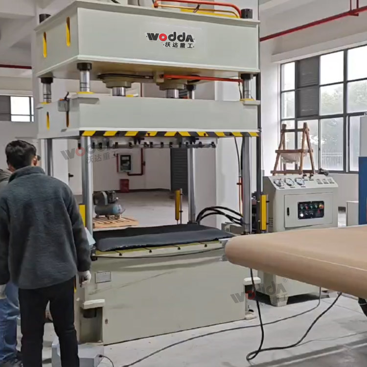 120噸汽車內(nèi)飾件成型液壓機客戶現(xiàn)場 120噸汽車內(nèi)飾件成型液壓機客戶現(xiàn)場