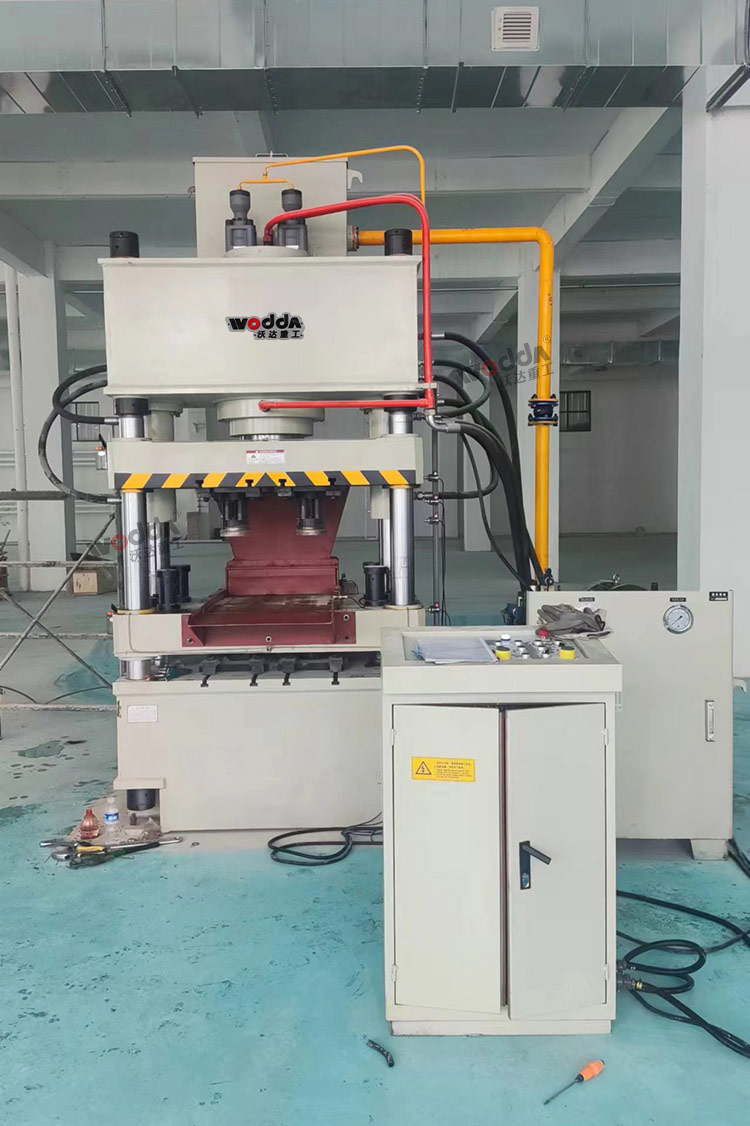 250噸四梁四柱液壓機(jī)安裝完成 250噸四梁四柱液壓機(jī)安裝完成