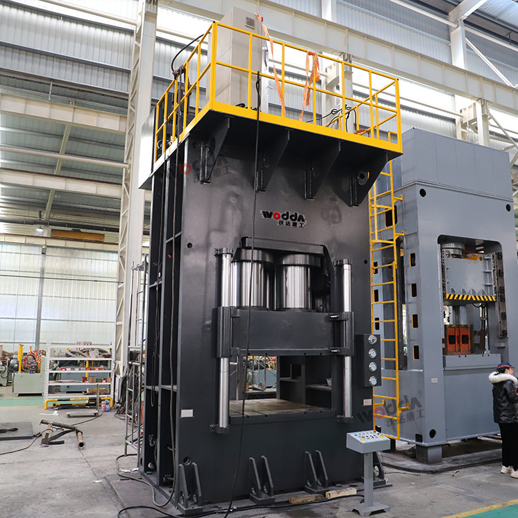 2500噸框架式液壓機(jī)車間試機(jī) 2500噸框架式液壓機(jī)車間試機(jī)