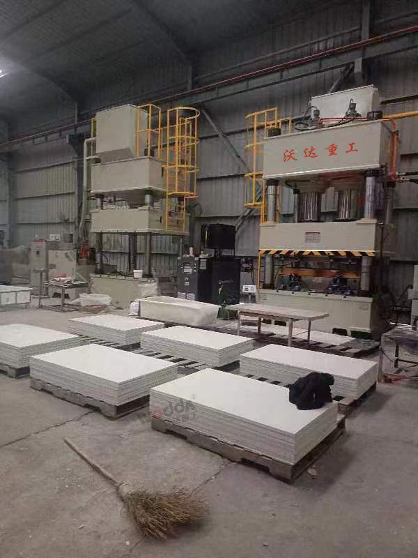 兩臺630噸三梁四柱液壓機 兩臺630噸三梁四柱液壓機