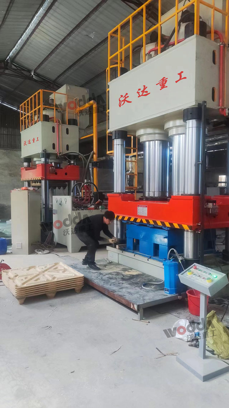 1250噸四柱液壓機客戶現場 1250噸四柱液壓機客戶現場