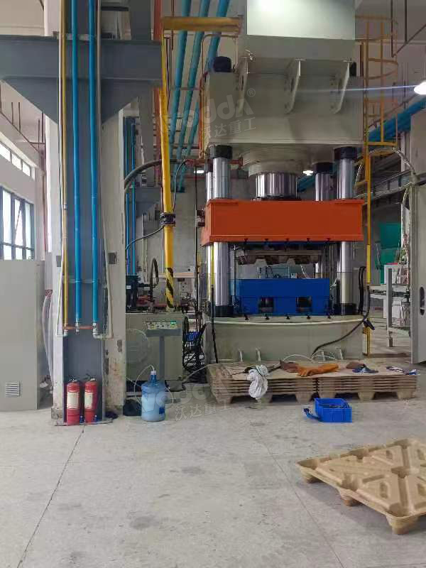 1000噸三梁四柱液壓機(jī)加工木屑托盤現(xiàn)場 1000噸三梁四柱液壓機(jī)加工木屑托盤現(xiàn)場