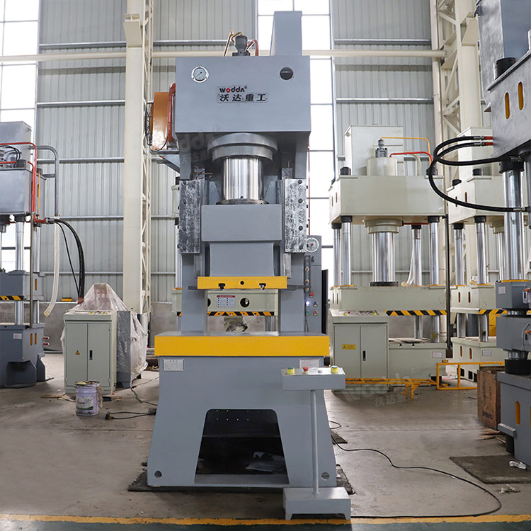 250噸液壓沖床車間實拍.jpg 250噸液壓沖床車間實拍.jpg