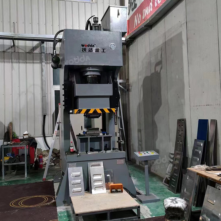 160噸液壓沖床客戶現(xiàn)場 160噸液壓沖床客戶現(xiàn)場