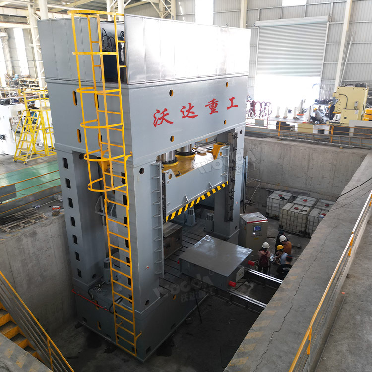 2000噸框架式液壓機(jī)車(chē)間實(shí)物 2000噸框架式液壓機(jī)車(chē)間實(shí)物