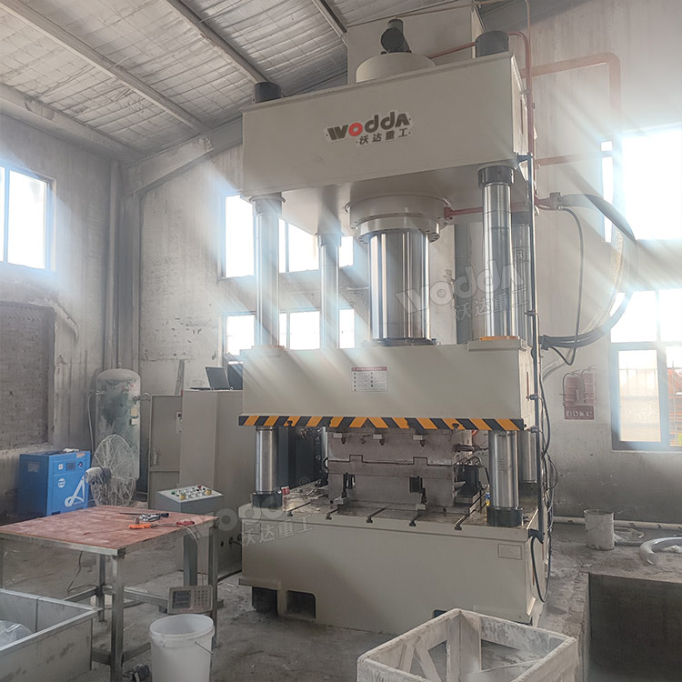 630噸石英石水槽液壓機(jī)客戶現(xiàn)場(chǎng) 630噸石英石水槽液壓機(jī)客戶現(xiàn)場(chǎng)