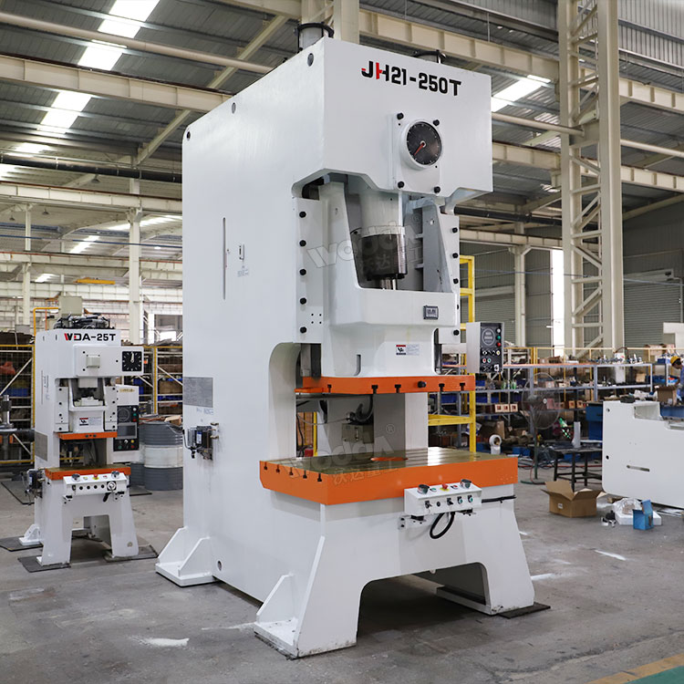 250噸氣動(dòng)沖床車間實(shí)物 250噸氣動(dòng)沖床車間實(shí)物