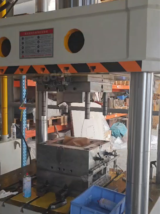 315噸酚醛樹脂成型液壓機 315噸酚醛樹脂成型液壓機