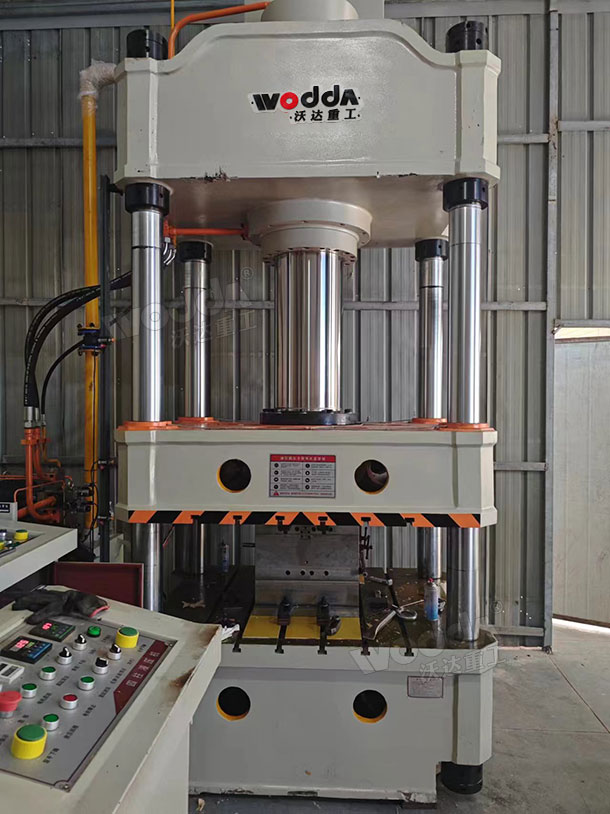 315噸三梁四柱液壓機客戶現(xiàn)場 315噸三梁四柱液壓機客戶現(xiàn)場