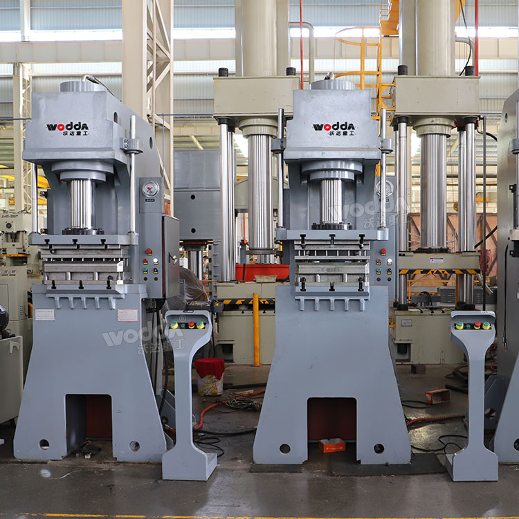 2臺面120噸單柱液壓機(jī) 2臺面120噸單柱液壓機(jī)