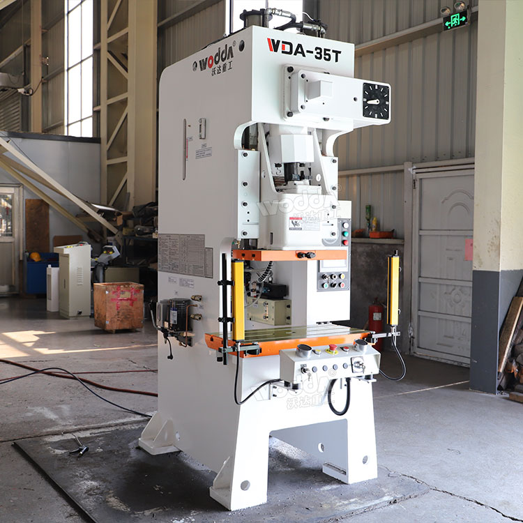 35噸精密沖床車(chē)間實(shí)物 35噸精密沖床車(chē)間實(shí)物