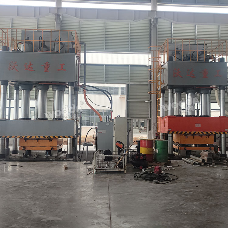 1500噸SMC汽車導(dǎo)流罩成型液壓機(jī)客戶現(xiàn)場(chǎng) 1500噸SMC汽車導(dǎo)流罩成型液壓機(jī)客戶現(xiàn)場(chǎng)