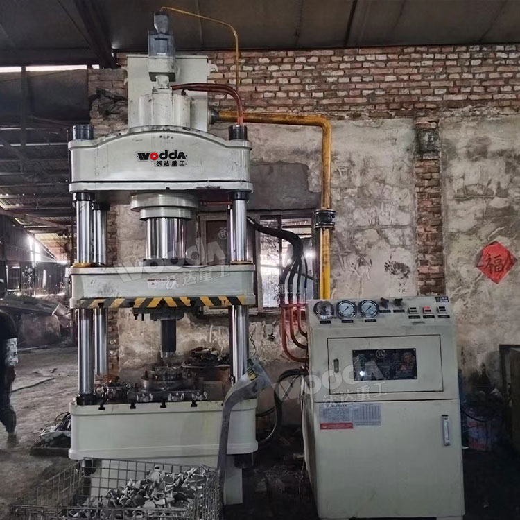 200噸三梁四柱液壓機現(xiàn)場 200噸三梁四柱液壓機現(xiàn)場