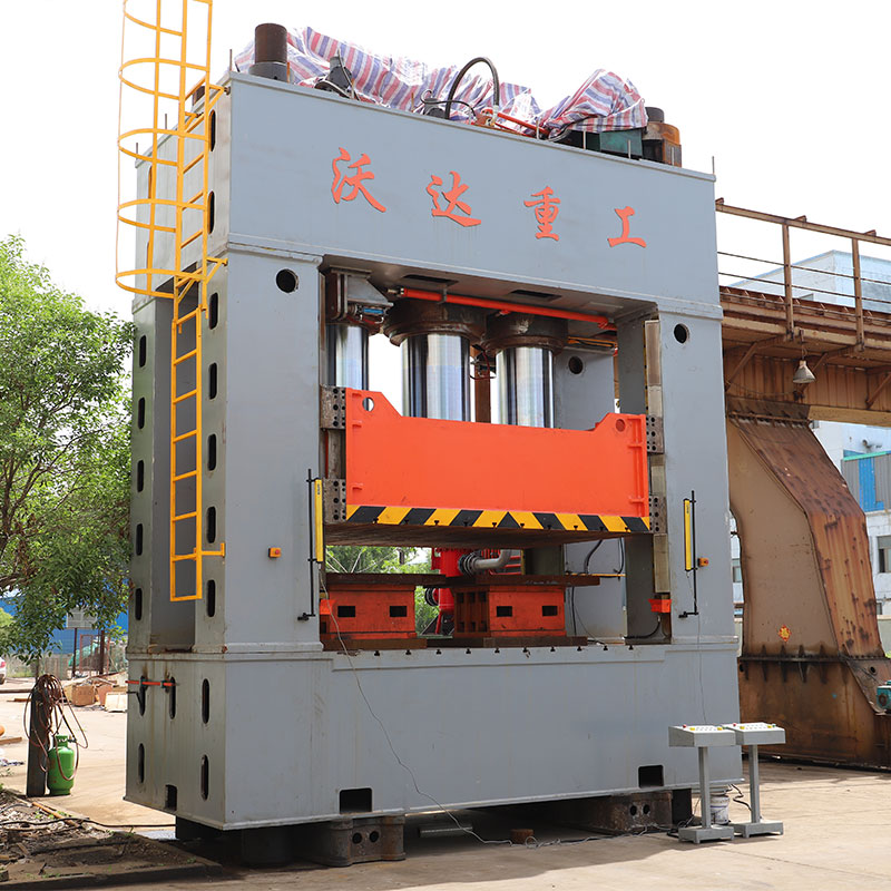 2000噸框架式液壓機(jī) 2000噸框架式液壓機(jī)