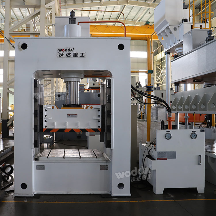 150噸框架式液壓機(jī)車(chē)間實(shí)物圖 150噸框架式液壓機(jī)車(chē)間實(shí)物圖